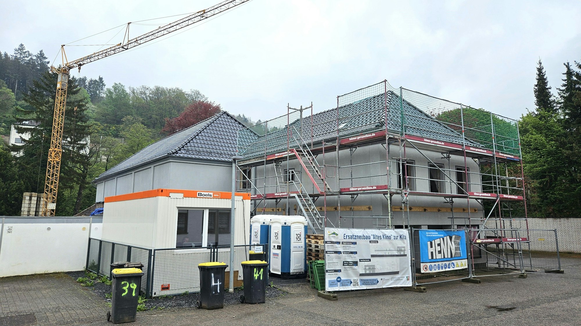 Blick auf das eingerüstete alte Kino in Gemünd.