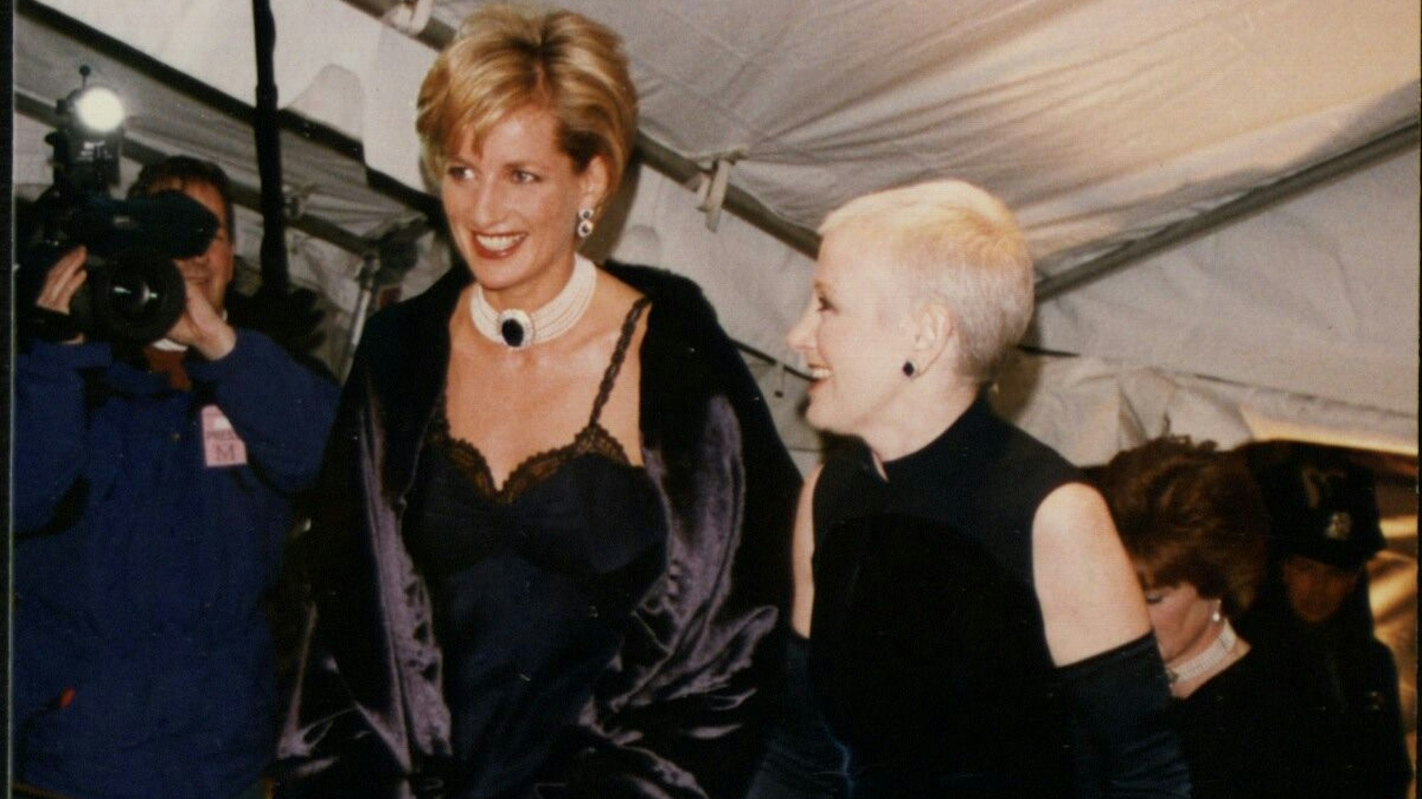 Prinzessin Diana (links) und ihre Freundin Liz Tilberi bei der Met Gala 1996.