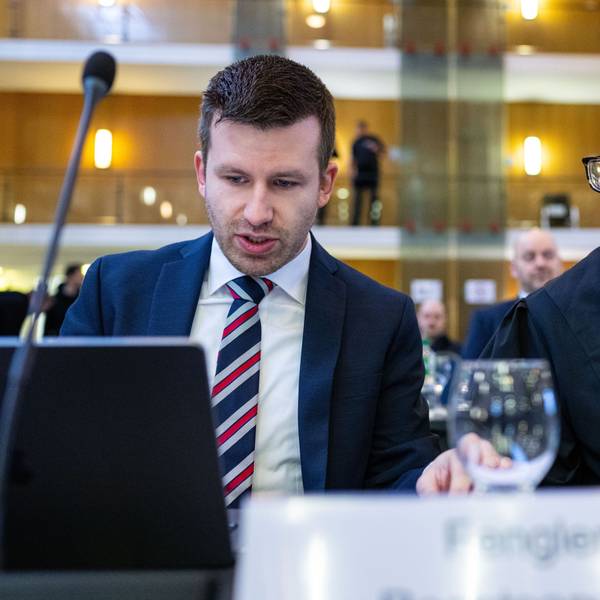 Bei der Fortsetzung im Berufungsverfahren um den Streit der Einstufung der AfD durch den Verfassungsschutz sitzen die beiden Rechtsanwälte der AfD, Michael Fengler (l) und Christian Conrad (r) im März 2024 bei einem früheren Verhandlungstag im nordrhein-westfälischen Oberverwaltungsgericht Münster.