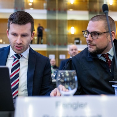 Bei der Fortsetzung im Berufungsverfahren um den Streit der Einstufung der AfD durch den Verfassungsschutz sitzen die beiden Rechtsanwälte der AfD, Michael Fengler (l) und Christian Conrad (r) im März 2024 bei einem früheren Verhandlungstag im nordrhein-westfälischen Oberverwaltungsgericht Münster.