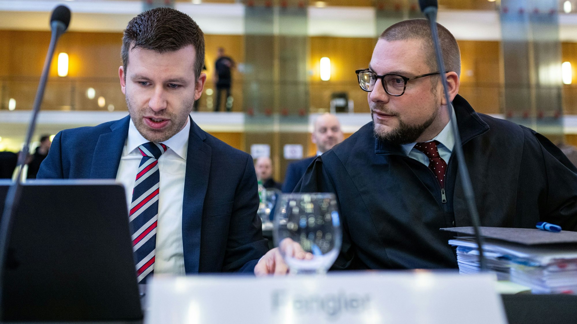 Bei der Fortsetzung im Berufungsverfahren um den Streit der Einstufung der AfD durch den Verfassungsschutz sitzen die beiden Rechtsanwälte der AfD, Michael Fengler (l) und Christian Conrad (r) im März 2024 bei einem früheren Verhandlungstag im nordrhein-westfälischen Oberverwaltungsgericht Münster.
