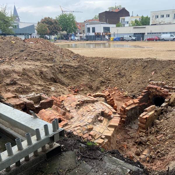 Bei den Abbrucharbeiten des Parkhauses an der Josefstraße wurde ein archäologischer Fund gemacht.