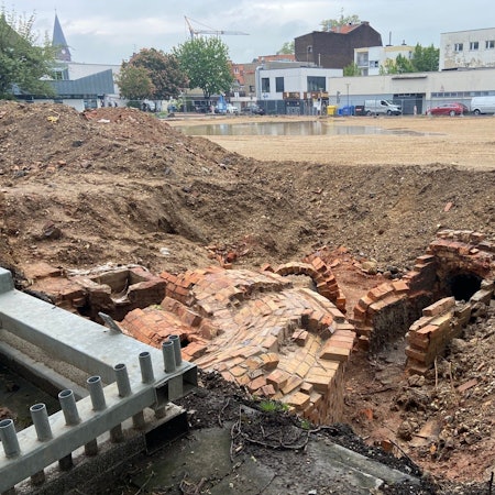 Bei den Abbrucharbeiten des Parkhauses an der Josefstraße wurde ein archäologischer Fund gemacht.