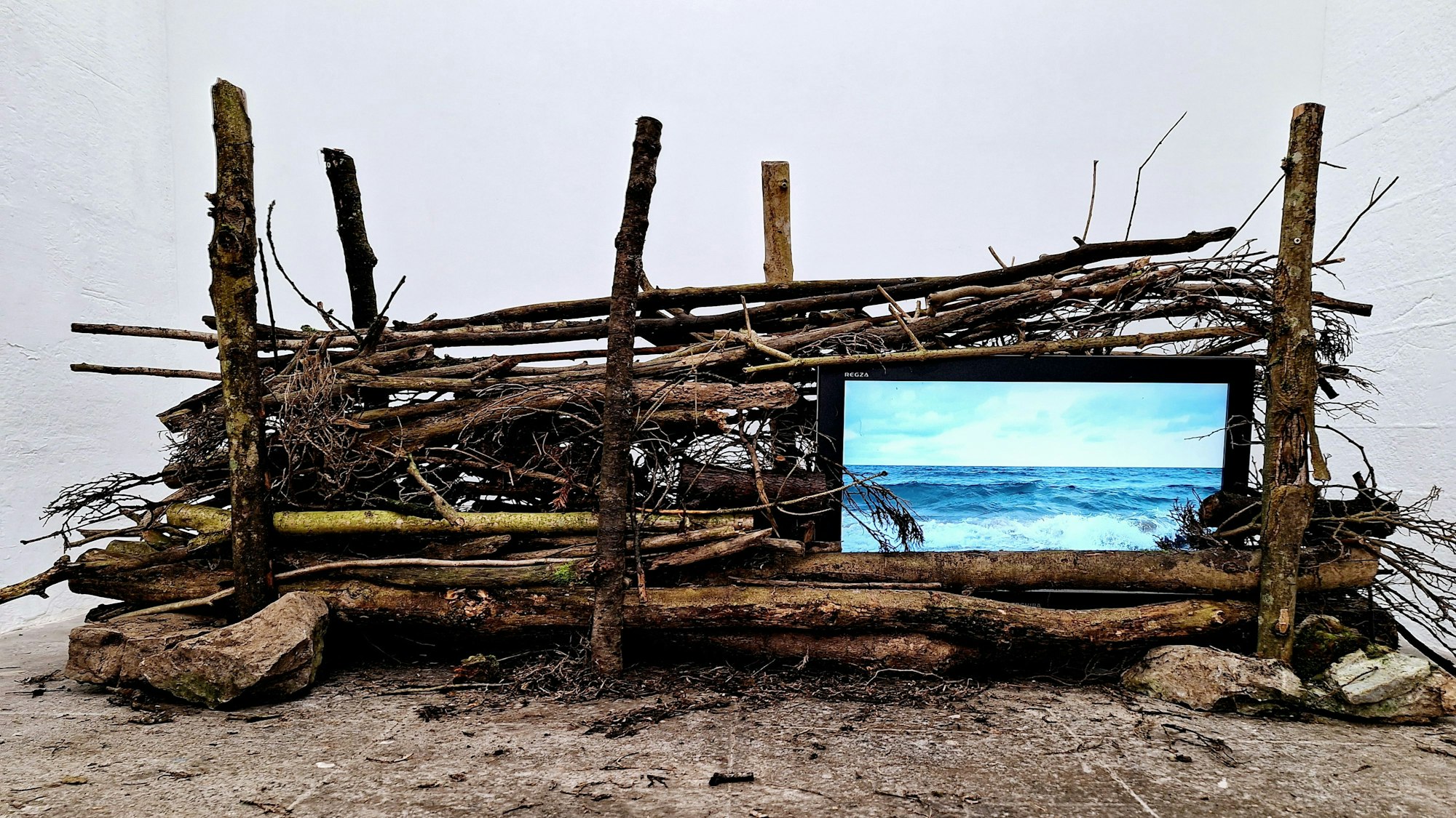 Ausstellung „Ebenen“ in der Galerie des Künstlerbunkers Leverkusen-Opladen an der Karlstraße.