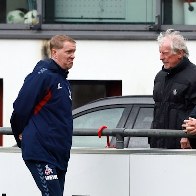 Gremiumsmitglied Harald Konopka (r.) spricht mit Vorstands-Berater Erich Rutemöller und Trainer Timo Schultz am Rande einer Trainingseinheit des 1. FC Köln.