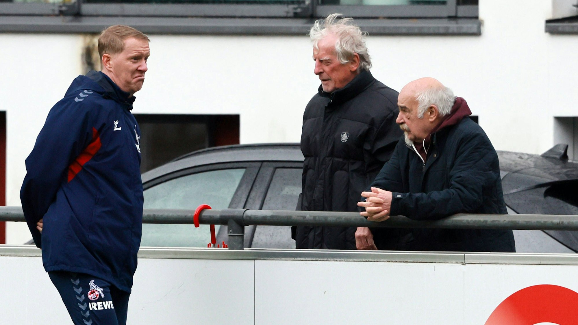 Gremiumsmitglied Harald Konopka (r.) spricht mit Vorstands-Berater Erich Rutemöller und Trainer Timo Schultz am Rande einer Trainingseinheit des 1. FC Köln.