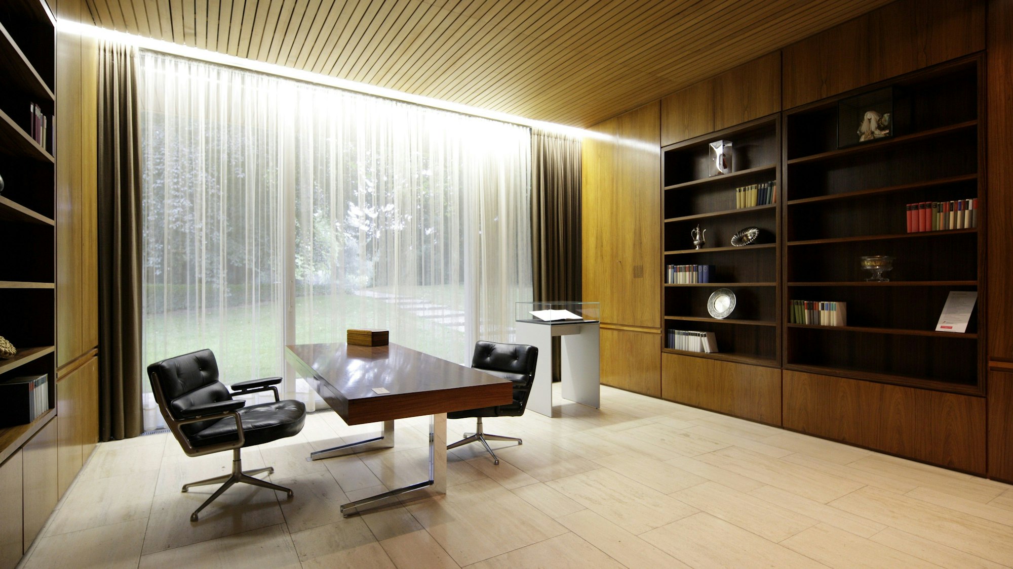 Das Arbeitszimmer von Bundeskanzler Ludwig Erhard im ehemaligen Kanzlerbungalow in Bonn.