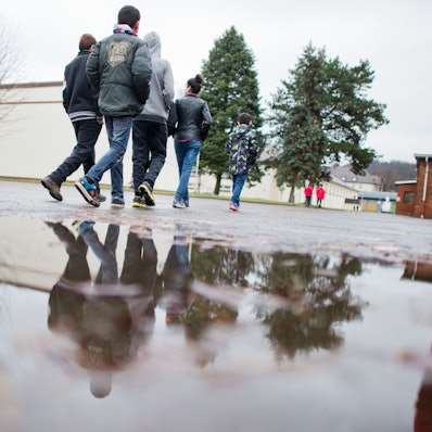 Junge Geflüchtete laufen über den Hof einer Erstaufnahmeeinrichtung für Geflüchtete in Hameln (Niedersachsen).