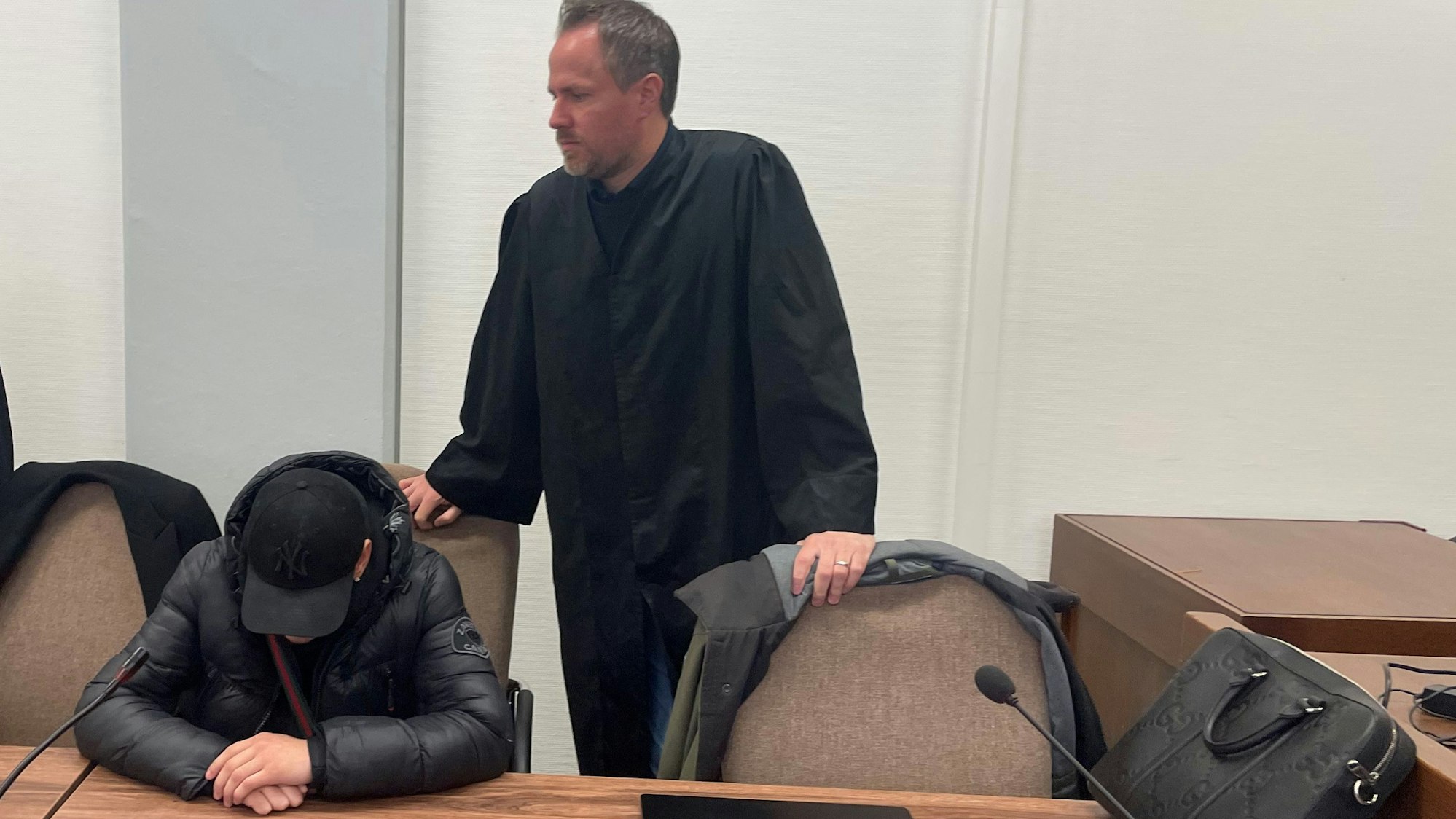 Der 17-jährige Angeklagte mit seinem Verteidiger Ingmar Rosentreter im Kölner Amtsgericht