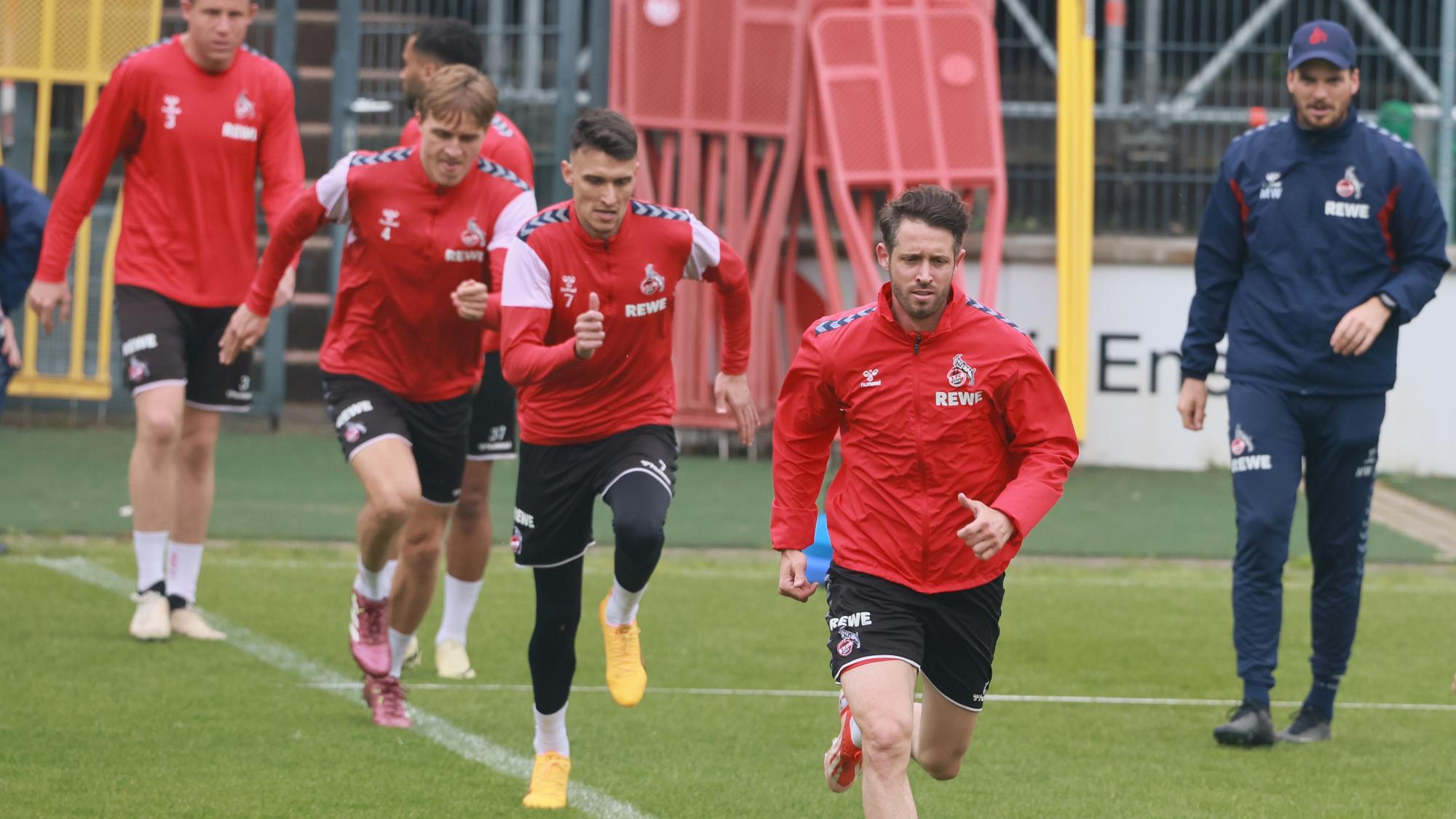 Dominique Heintz, Linton Maina, Timo Hübers, Dejan Ljubicic und Mark Uth bei einer Laufübung.