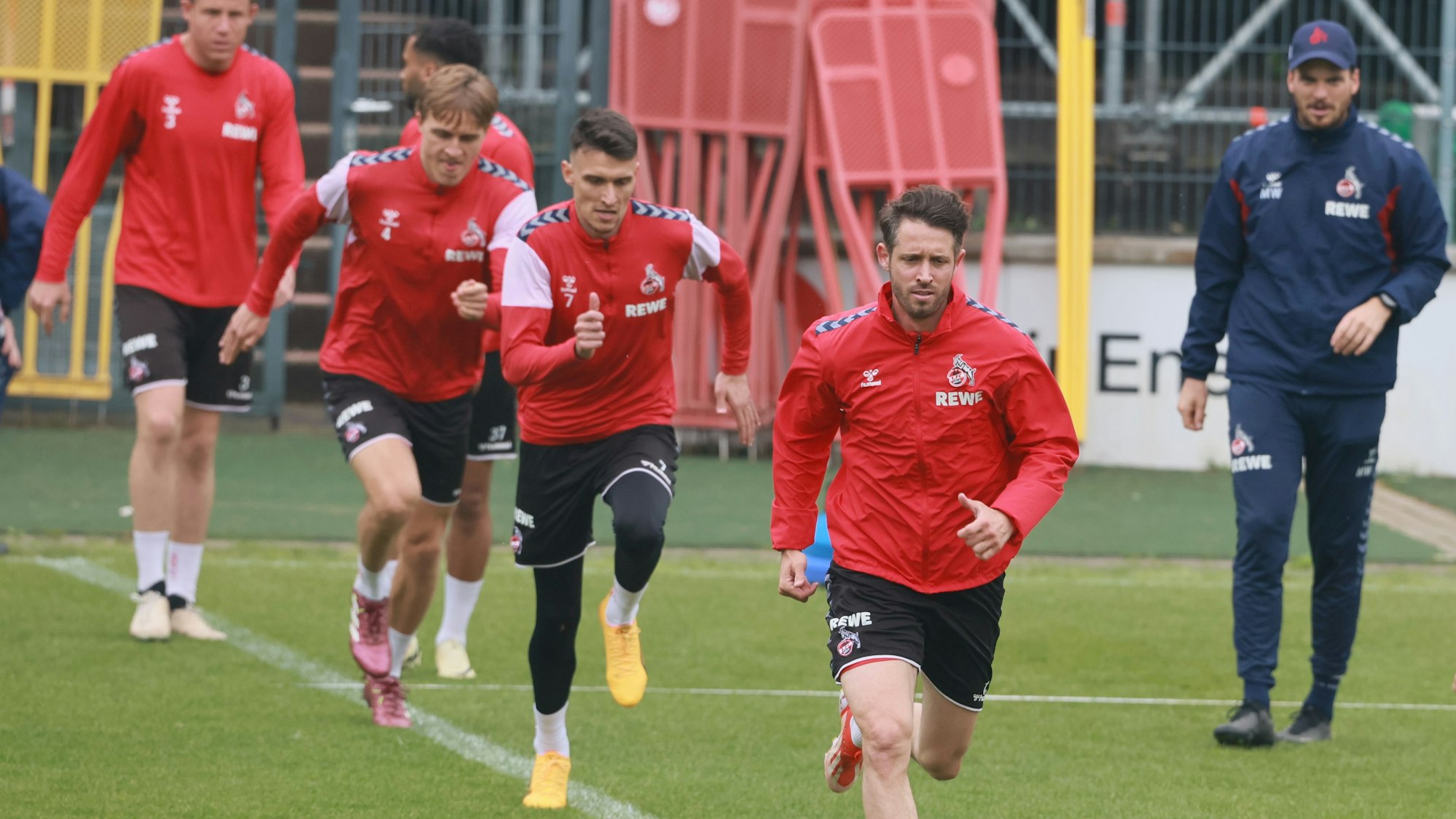Dominique Heintz, Linton Maina, Timo Hübers, Dejan Ljubicic und Mark Uth bei einer Laufübung.