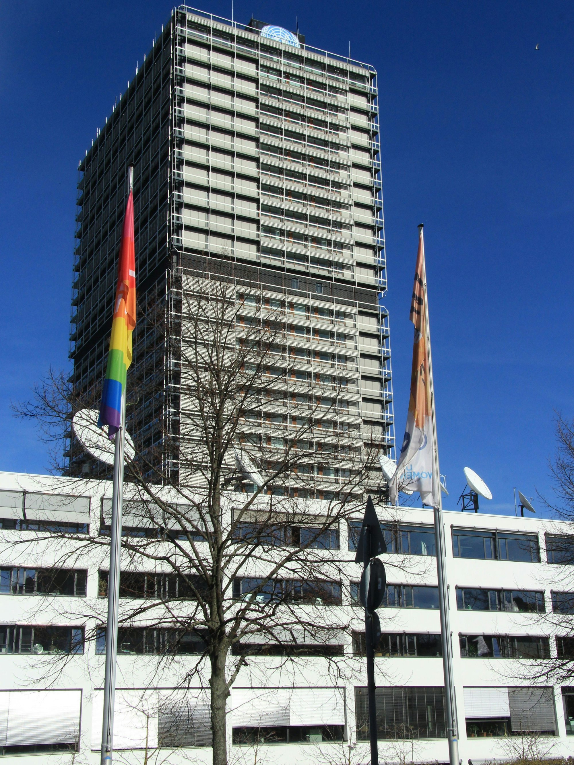 Langer Eugen: Im 115 Meter hohen Haus in Bonn hatten Mitglieder des Deutschen Bundestages ihre Büros. Heute beherbergt es Büros des Vereinten Nationen und ist Teil des UN-Campus.