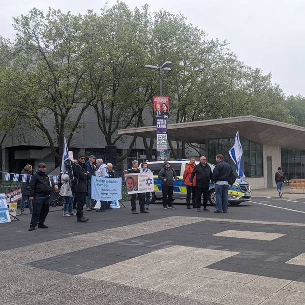 Demonstranten mit Israel-Fahnen stehen auf dem Albertus-Magnus-Platz.