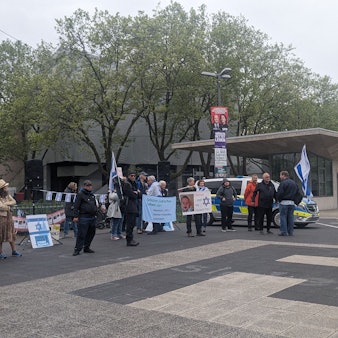 Demonstranten mit Israel-Fahnen stehen auf dem Albertus-Magnus-Platz.