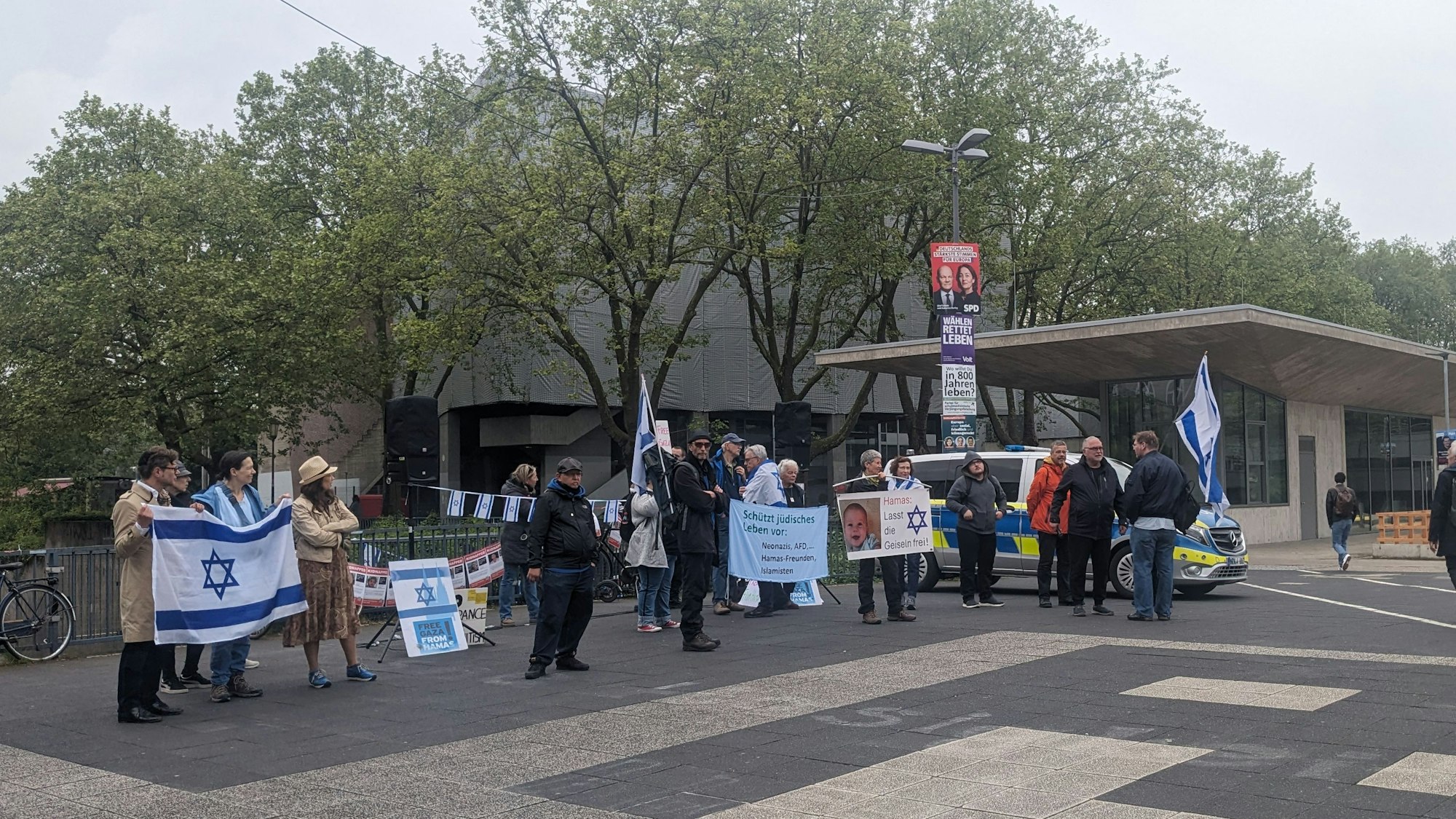 Demonstranten mit Israel-Fahnen stehen auf dem Albertus-Magnus-Platz.