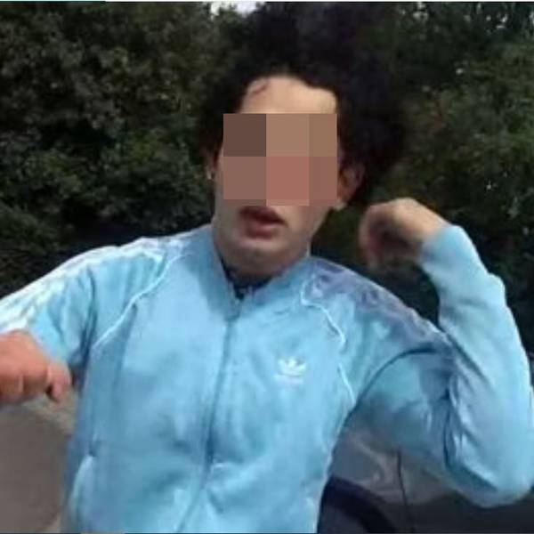 Aufnahme aus der Bodycam: Der Haupttäter (19) stürmt in Holweide mit geballter Faust auf den Polizisten zu.