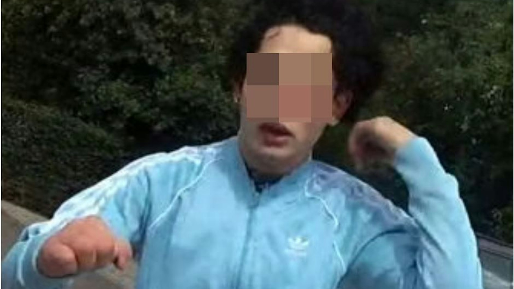 Aufnahme aus der Bodycam: Der Haupttäter (19) stürmt in Holweide mit geballter Faust auf den Polizisten zu.