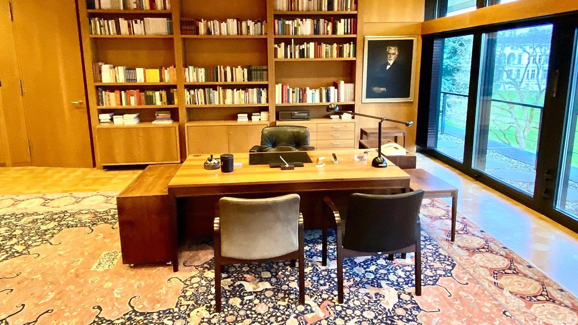 Prominenter Arbeitsplatz: Schreibtisch des Bundeskanzlers im Kanzleramt Bonn.