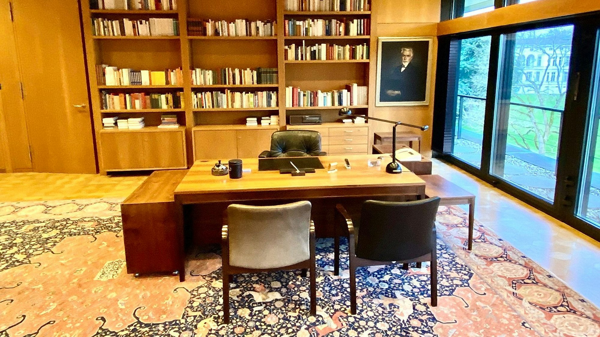 Prominenter Arbeitsplatz: Schreibtisch des Bundeskanzlers im Kanzleramt Bonn.