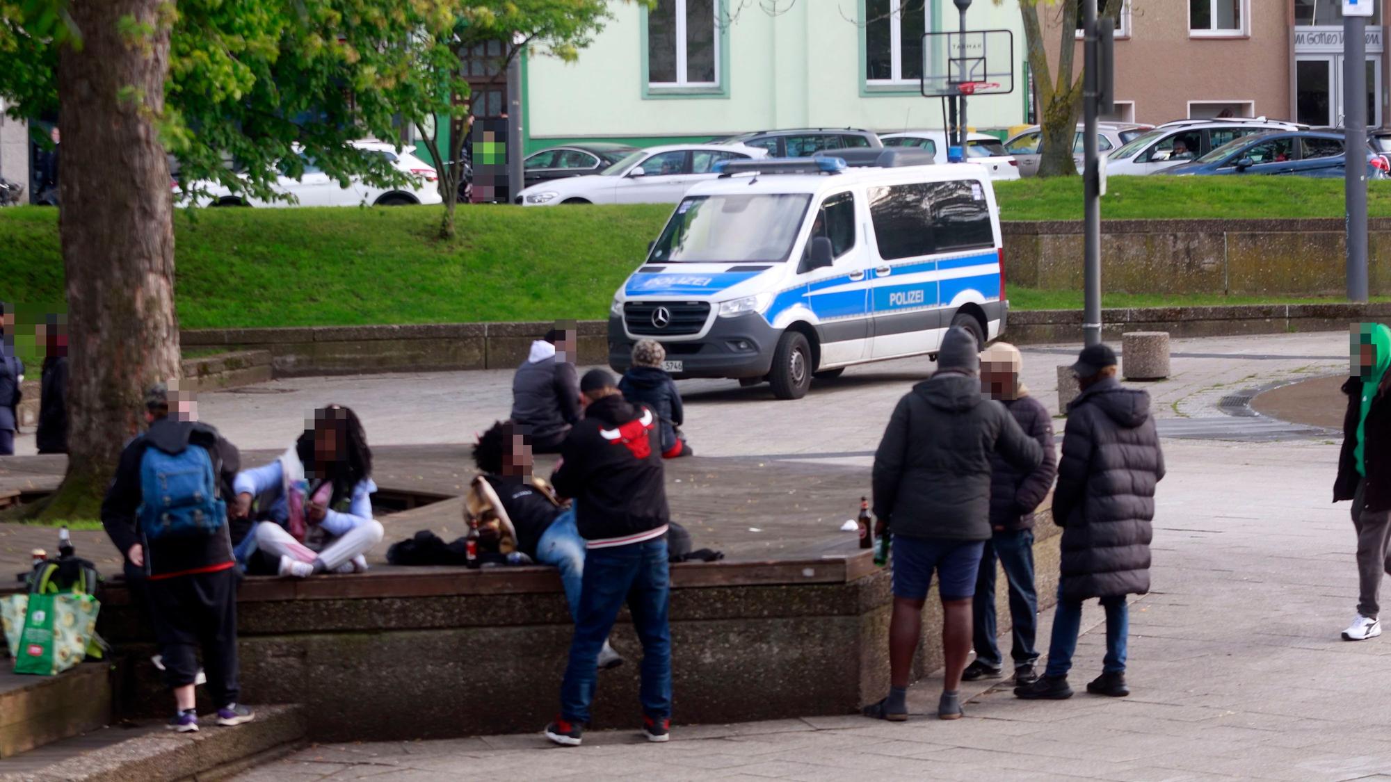Die Polizei verstärkt ihre Präsenz an Brennpunkten in der Stadt deutlich.