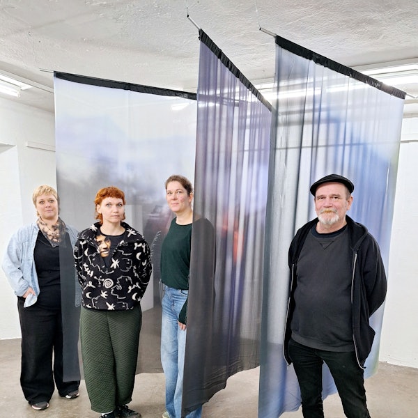 Sie und 13 andere Künstlerinnen und Künstler stellen in der Galerie des Künstlerbunkers Opladen zum Thema „Ebenen“ aus (v.l.): Pia Axmacher, Anna Matzek, Corinna Janz, Alex Sternbeck.