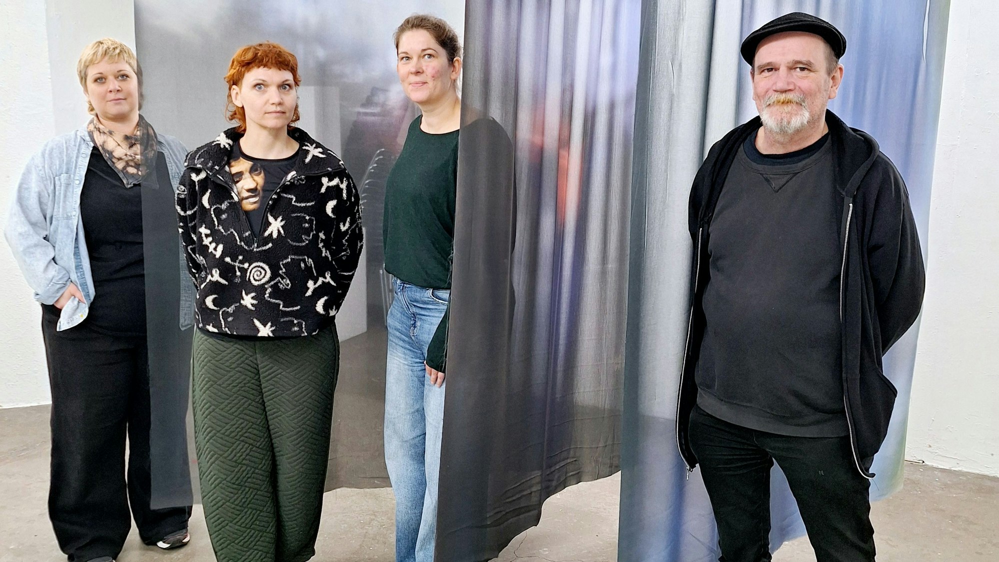 Sie und 13 andere Künstlerinnen und Künstler stellen in der Galerie des Künstlerbunkers Opladen zum Thema „Ebenen“ aus (v.l.): Pia Axmacher, Anna Matzek, Corinna Janz, Alex Sternbeck.