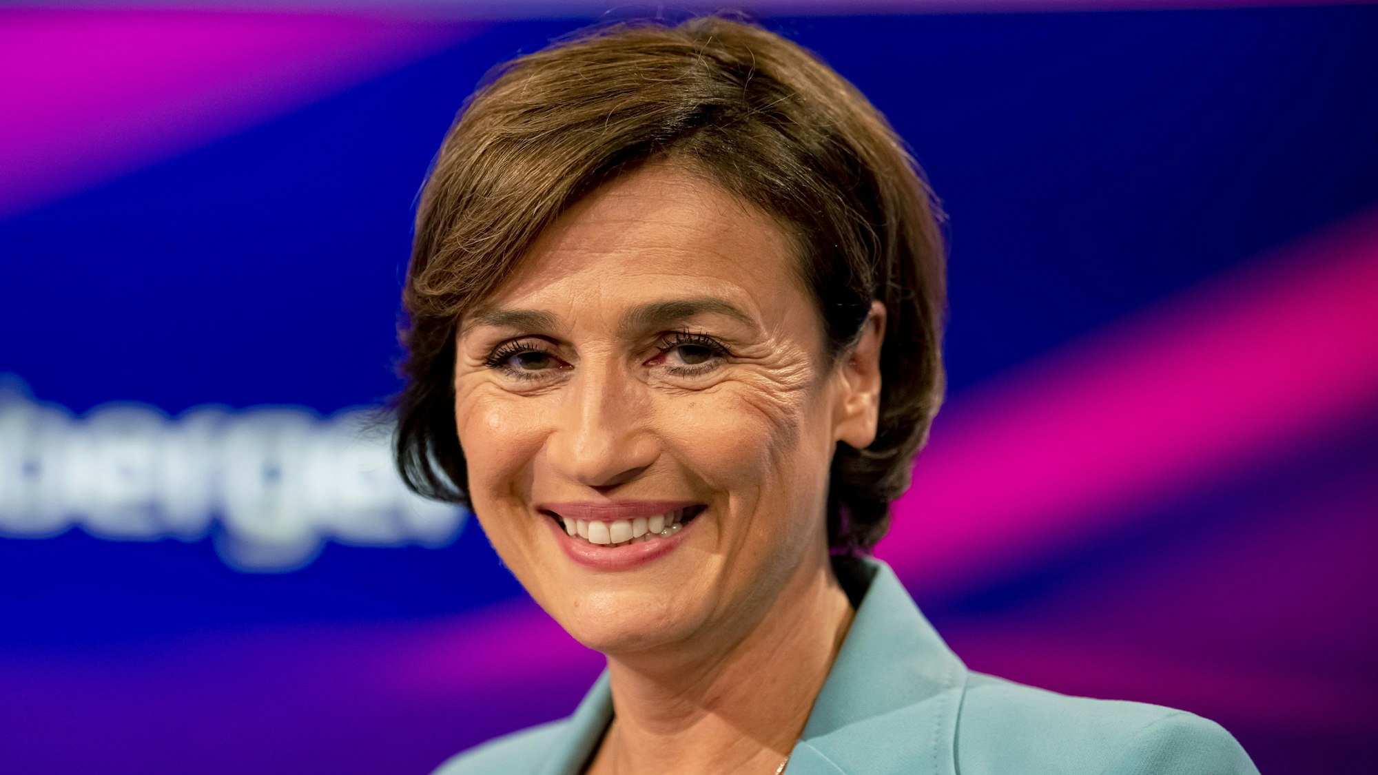 Sandra Maischberger, Moderatorin, steht für einen Presse-Fototermin anlässlich der Sendung „Maischberger“ im Studio und lächelt in die Kamera.