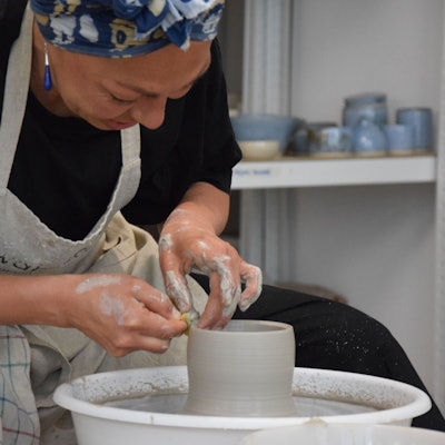 Sari Tanuhardja an der Töpferscheibe.