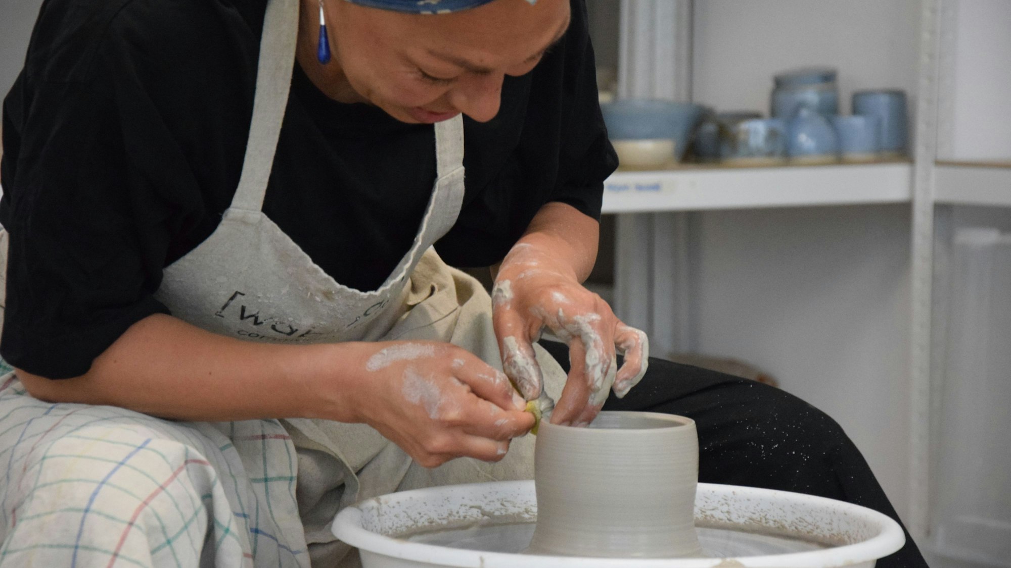 Eine Frau töpfert. (Symbolbild)