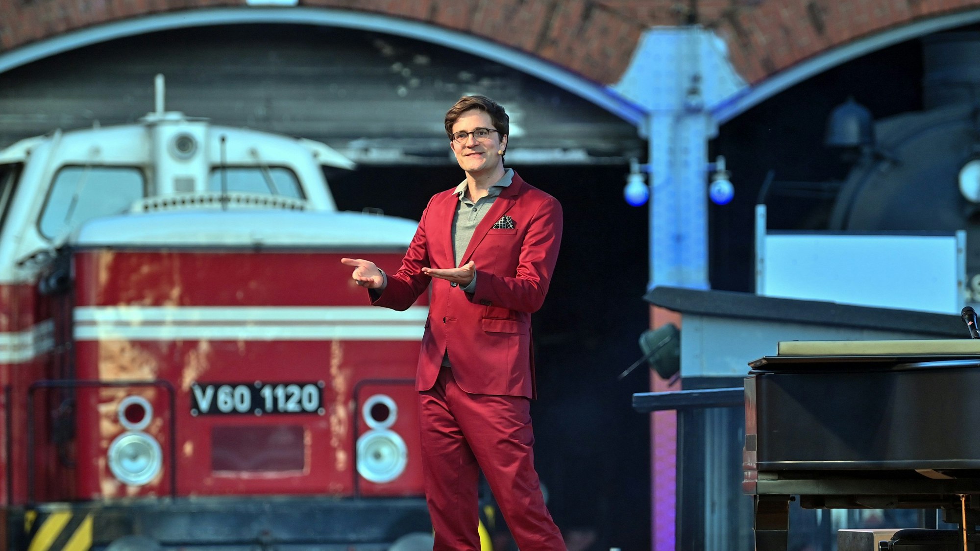 ARCHIV - 19.09.2020, Sachsen, Chemnitz: Vor den Dampfrössern am Ringlokschuppen des Sächsischen Eisenbahnmuseums tritt der Musikkabarettist Bodo Wartke mit seinem Programm «Wandelmut» auf.