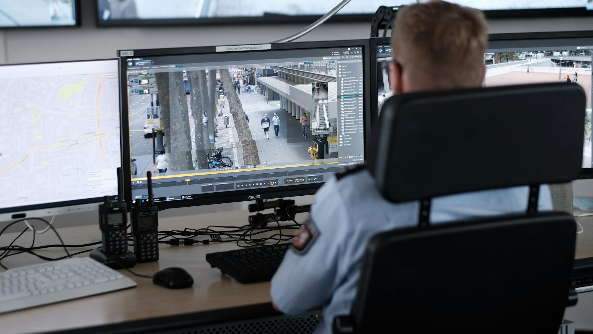 In der Leitstelle im Polizeipräsidium beobachtet ein Beamter Bilder der Videoüberwachung.