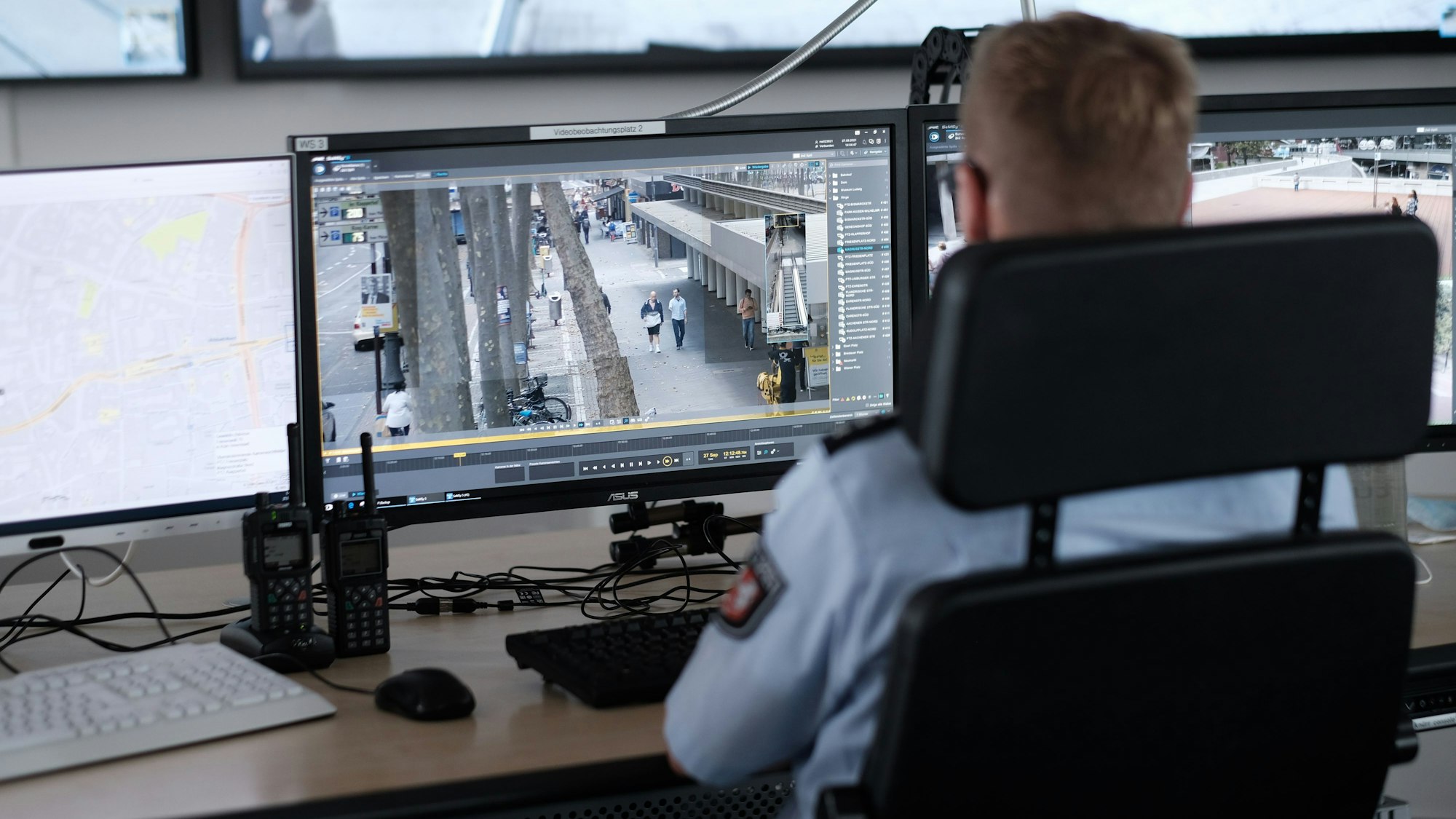 In der Video-Leitstelle im Kölner Polizeipräsidium sitzt ein Beamter vor einem Monitor, auf den Bilder einer Überwachungskamera übertragen werden.