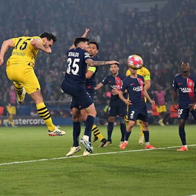 Mats Hummels trifft im Halbfinal-Rückspiel in Paris zum Siegtreffer für den BVB.