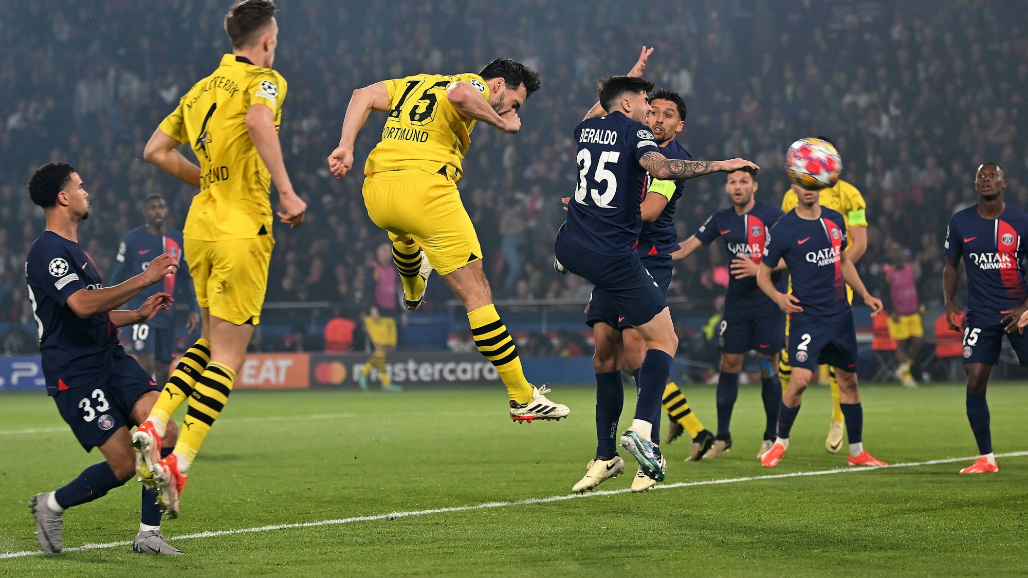 Mats Hummels trifft im Halbfinal-Rückspiel in Paris zum Siegtreffer für den BVB.