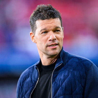 V-Experte Michael Ballack steht vor dem Spiel im Stadion.