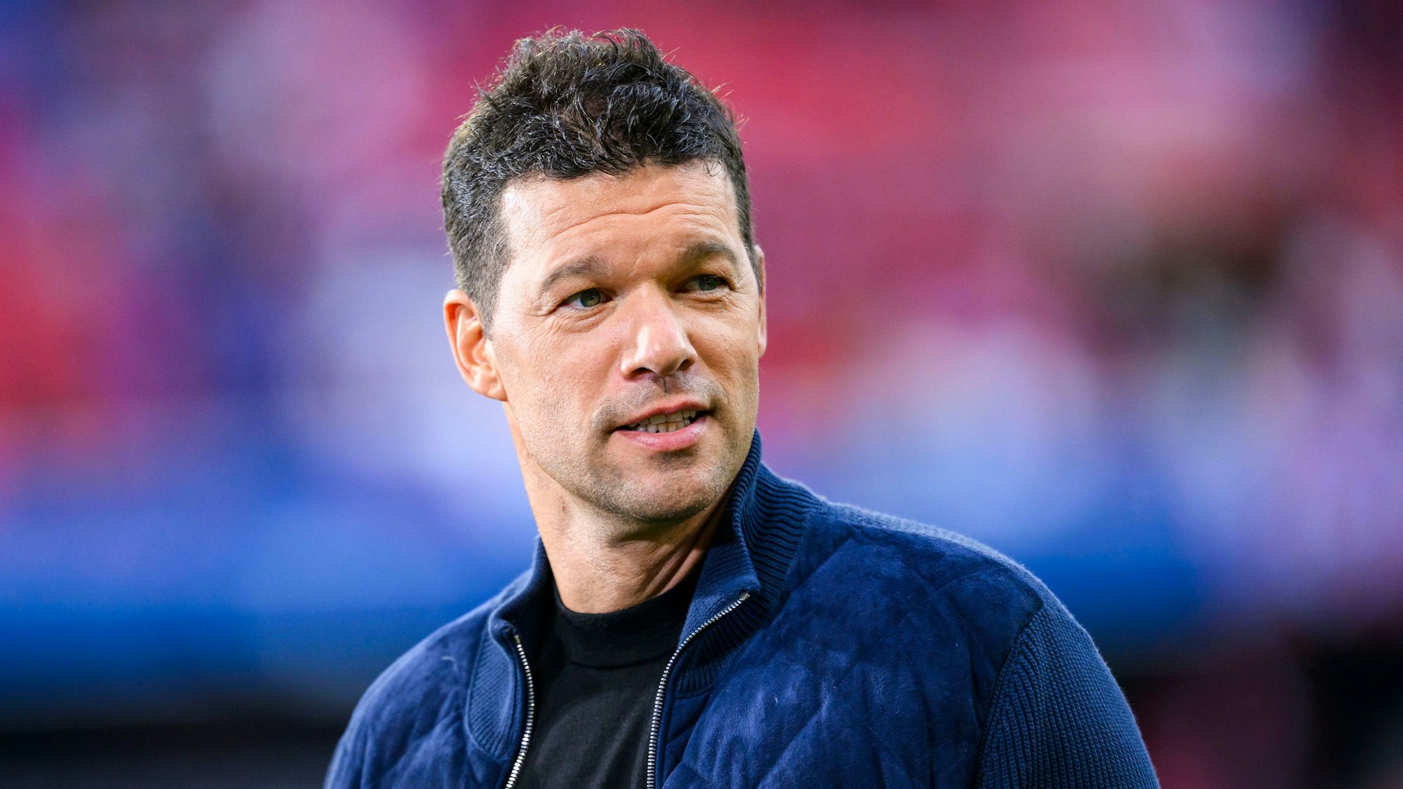 V-Experte Michael Ballack steht vor dem Spiel im Stadion.
