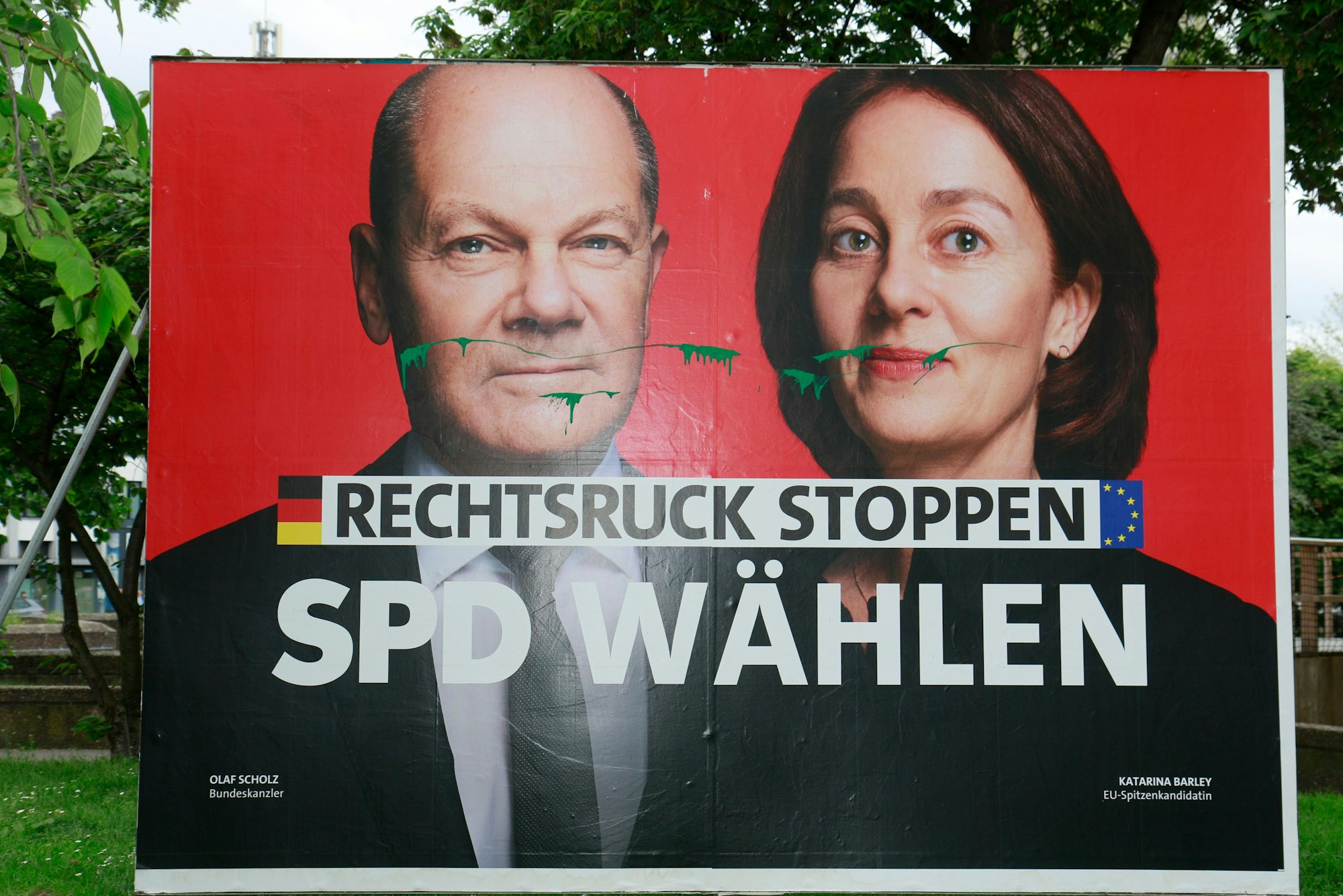 Ein Wahlplakat zur Europawahl der SPD am Ebertplatz ist mit grüner Farbe bemalt.