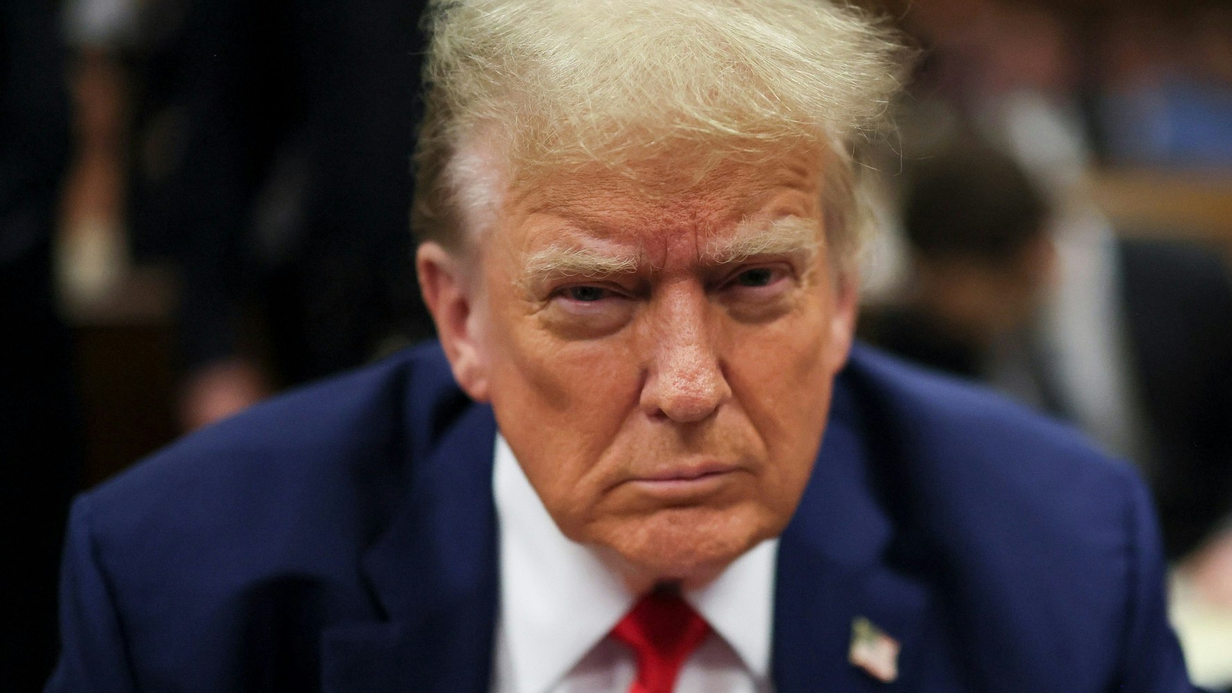 USA, New York: Der ehemalige US-Präsident Donald Trump sitzt im Gerichtssaal während seines Strafprozesses vor dem Strafgericht in Manhattan.