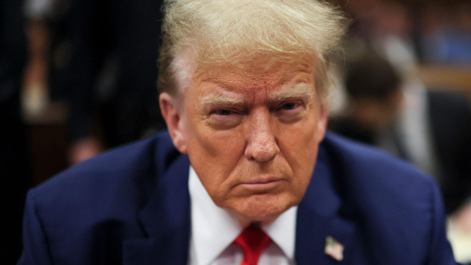 USA, New York: Der ehemalige US-Präsident Donald Trump sitzt im Gerichtssaal während seines Strafprozesses vor dem Strafgericht in Manhattan.