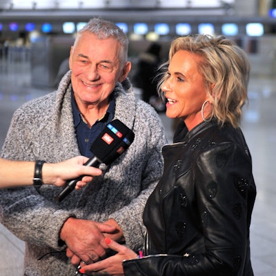 Heinz Hoenig mit seiner Frau Annika Kärsten-Hoenig anläßlich der Abreise der Kandidaten der RTL - Sendung Ich bin ein Star - holt mich hier raus zum Dschungel-Camp 2024 in Australien am 08.01.2024 auf dem Flughafen Frankfurt