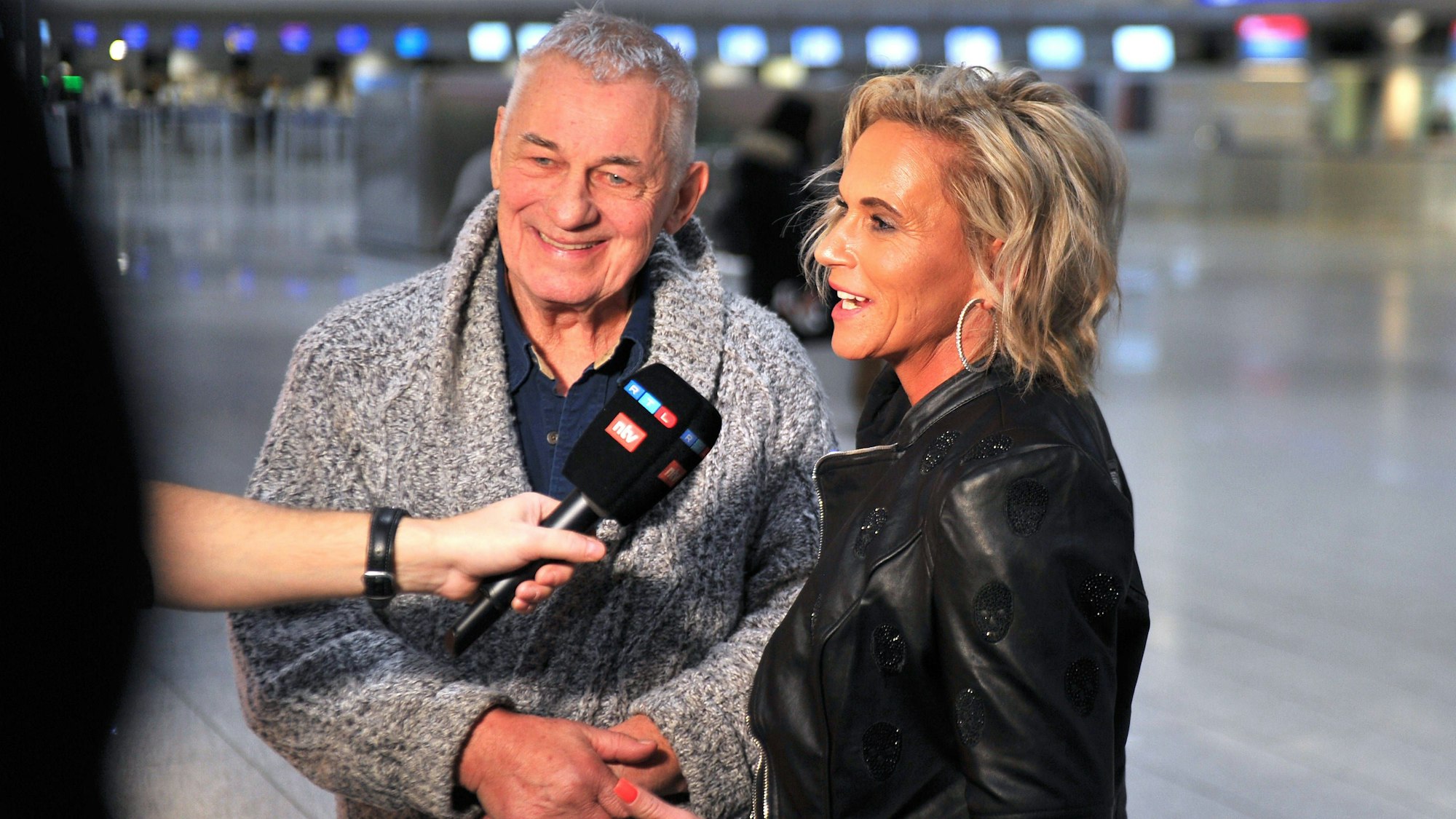 Heinz Hoenig mit seiner Frau Annika Kärsten-Hoenig vor der Abreise ins RTL-„Dschungelcamp“.