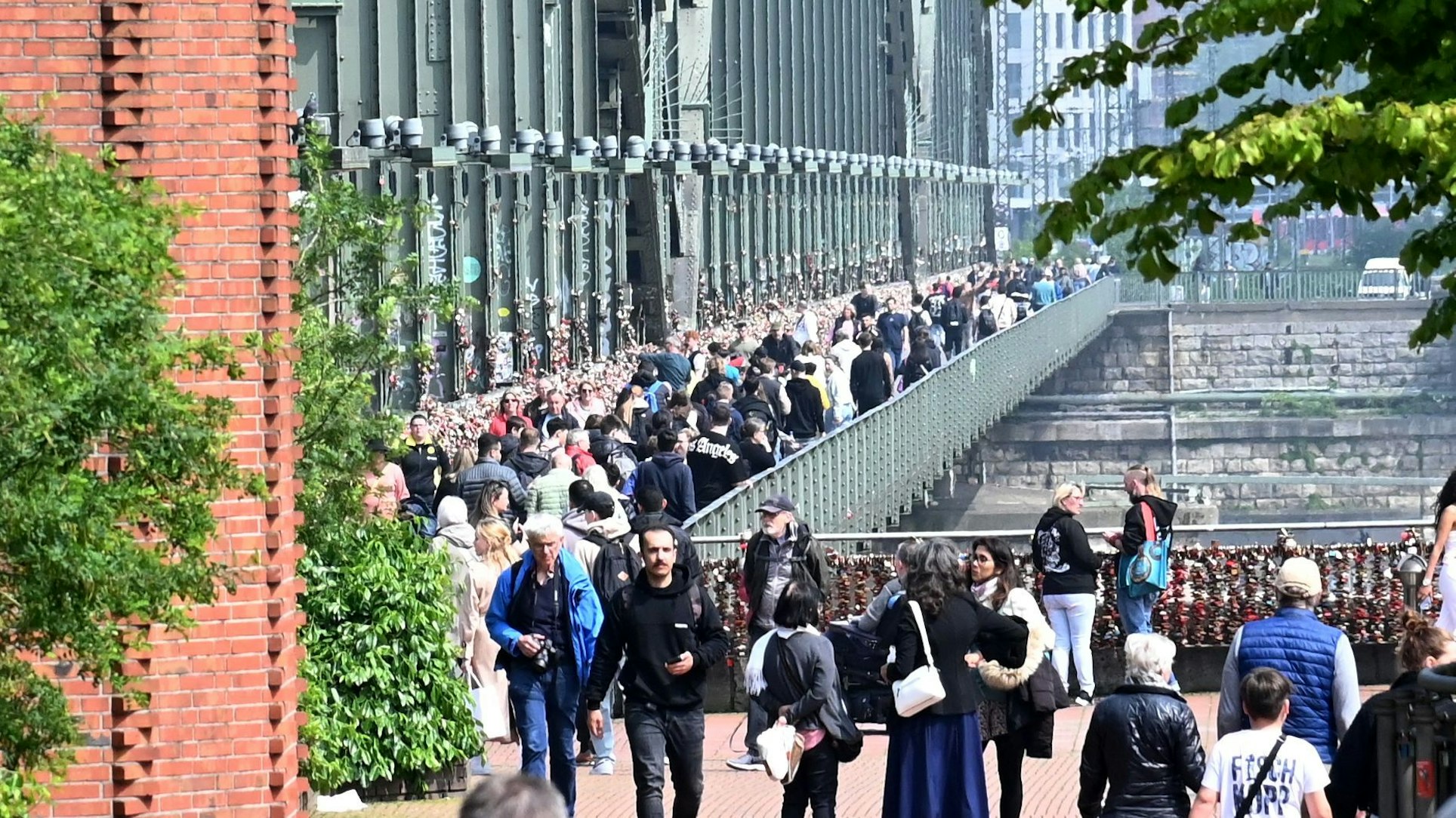 Viele Fußgänger sind auf der Südseite der Hohenzollernbrücke unterwegs. Hier soll die Brücke eine Erweiterung erhalten, um mehr Platz für Fußgänger und Radfahrer zu schaffen.