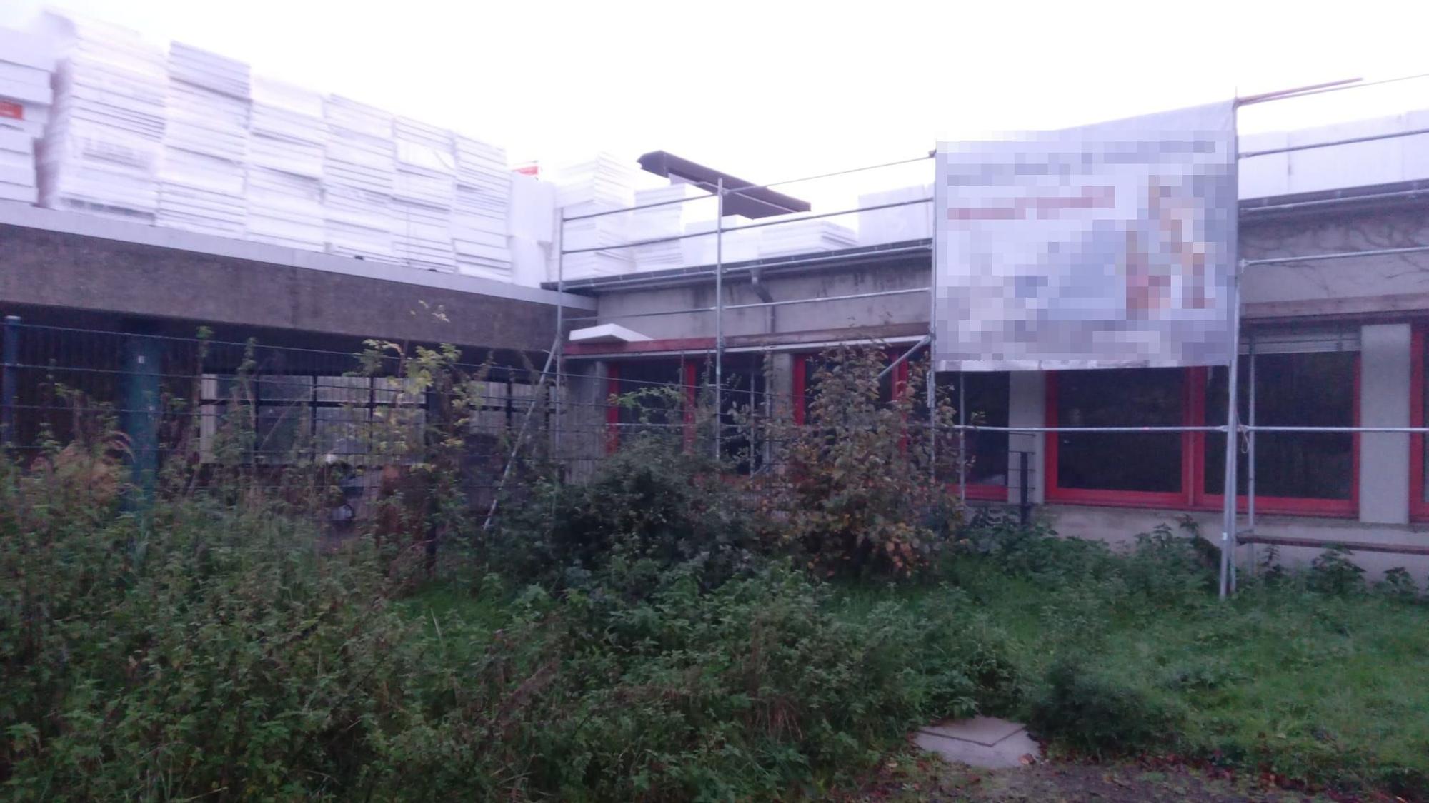 Baumaterial auf einem Dach der Gesamtschule.