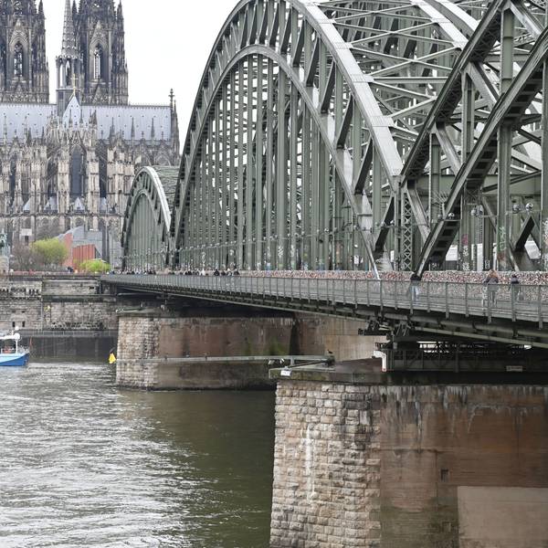 In Höhe der Hohenzollernbrücke wurde der Mann schließlich gefunden (Archivfoto).