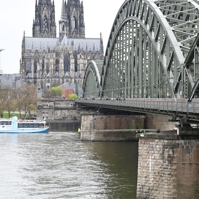 In Höhe der Hohenzollernbrücke wurde der Mann schließlich gefunden (Archivfoto).
