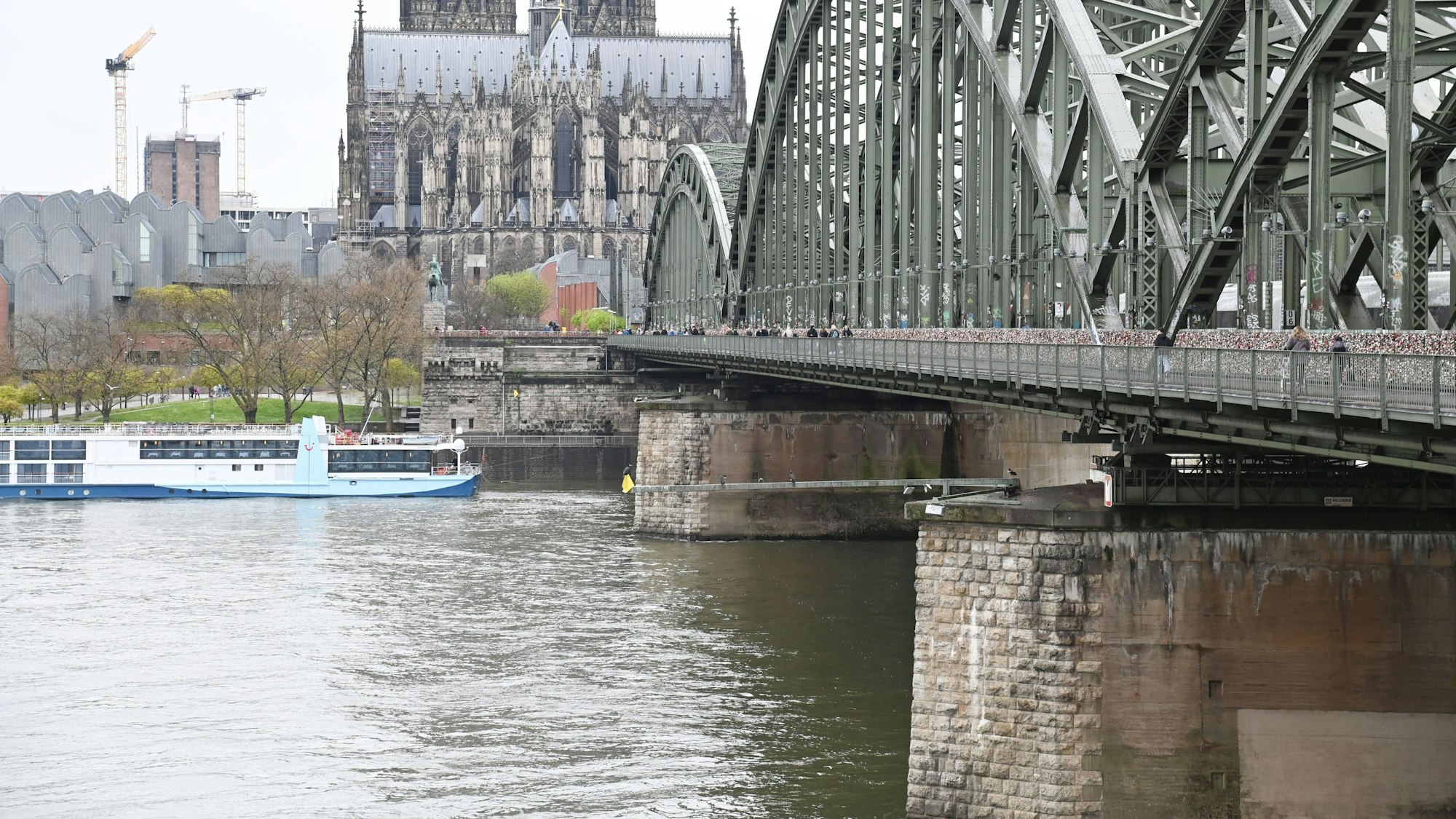 In Höhe der Hohenzollernbrücke wurde der Mann schließlich gefunden (Archivfoto).