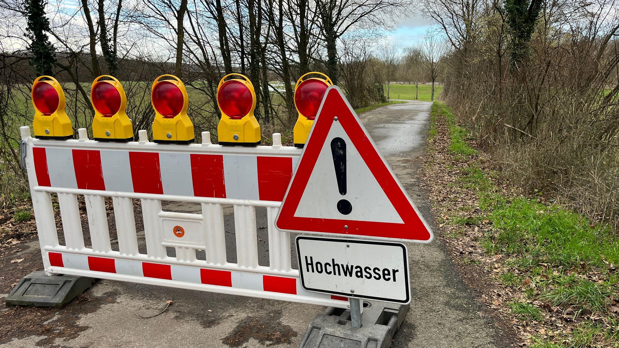 Ein Schild sperrt das Ufer der Sieg wegen Hochwassers.