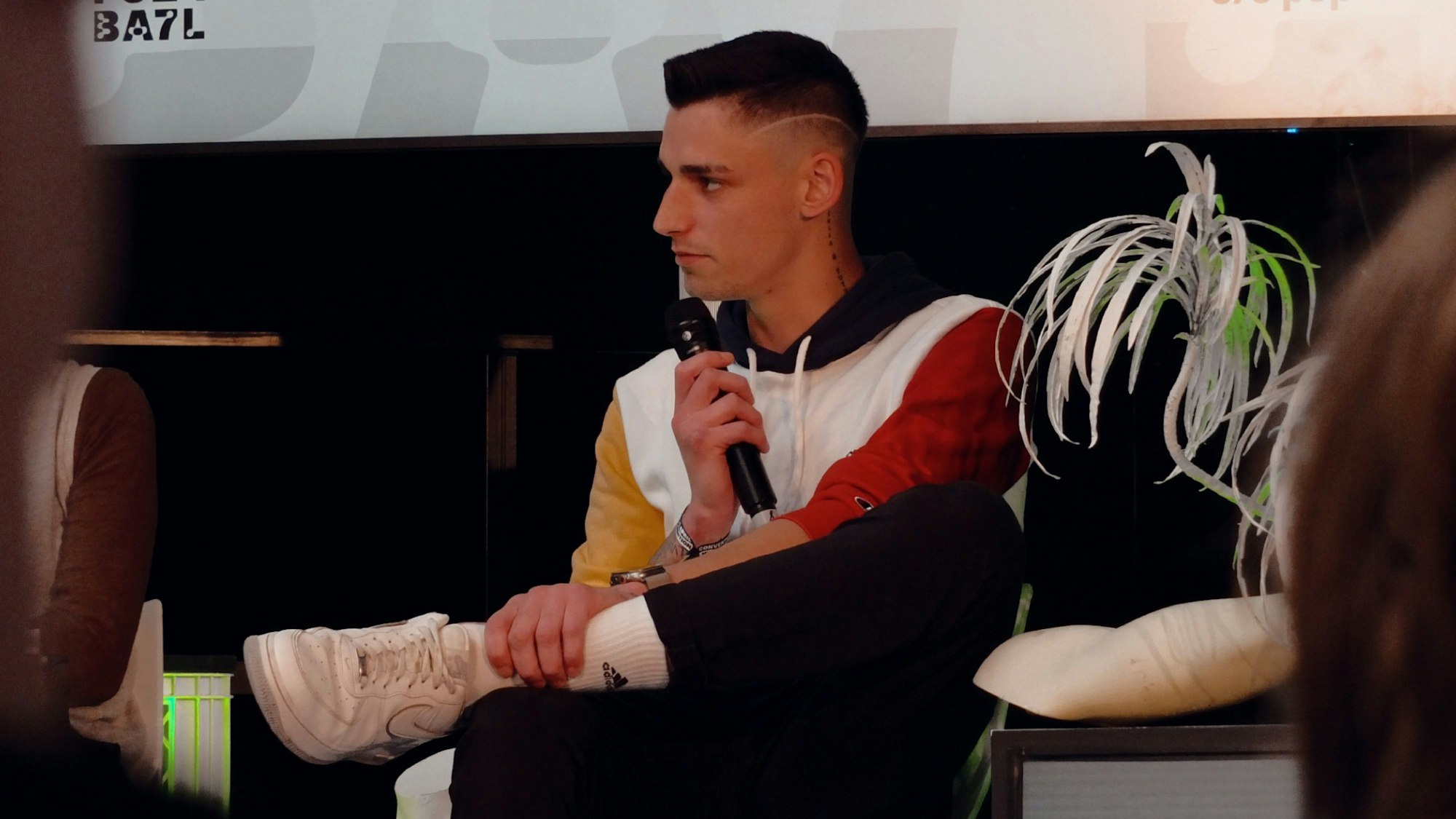 Pascal Kaiser mit Mikro in der Hand auf der C/O Pop.