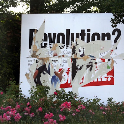 Ein zerstörtes Wahlplakat der Partei Die Linke am Straßenrand in Sanitz.