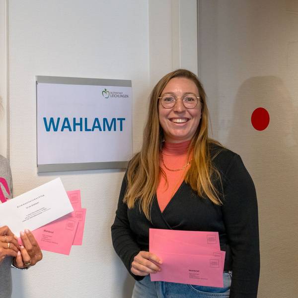 Bereiten sich auf die Eruopawahl vor: Claudia Rickert und Wahlamtsleiterin Ann-Kristin Gröne.
